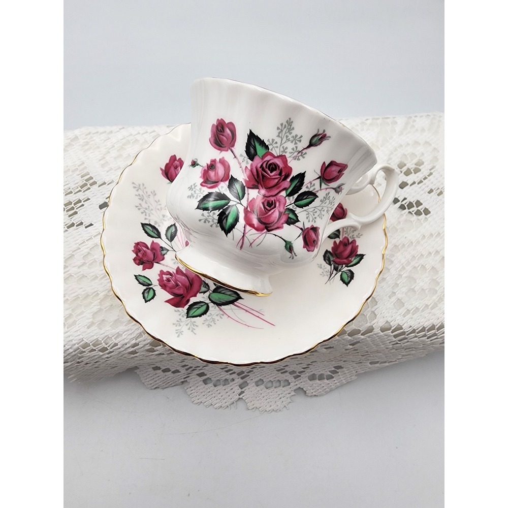 Royal Albert Bone China Teacup‎ and Saucer Set Pink Roses Gold Trim England